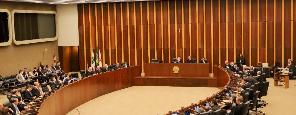 Plenário de tribunal superior em sessão de julgamento