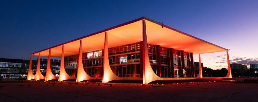 Supremo Tribunal Federal (STF) iluminado à noite, em Brasília